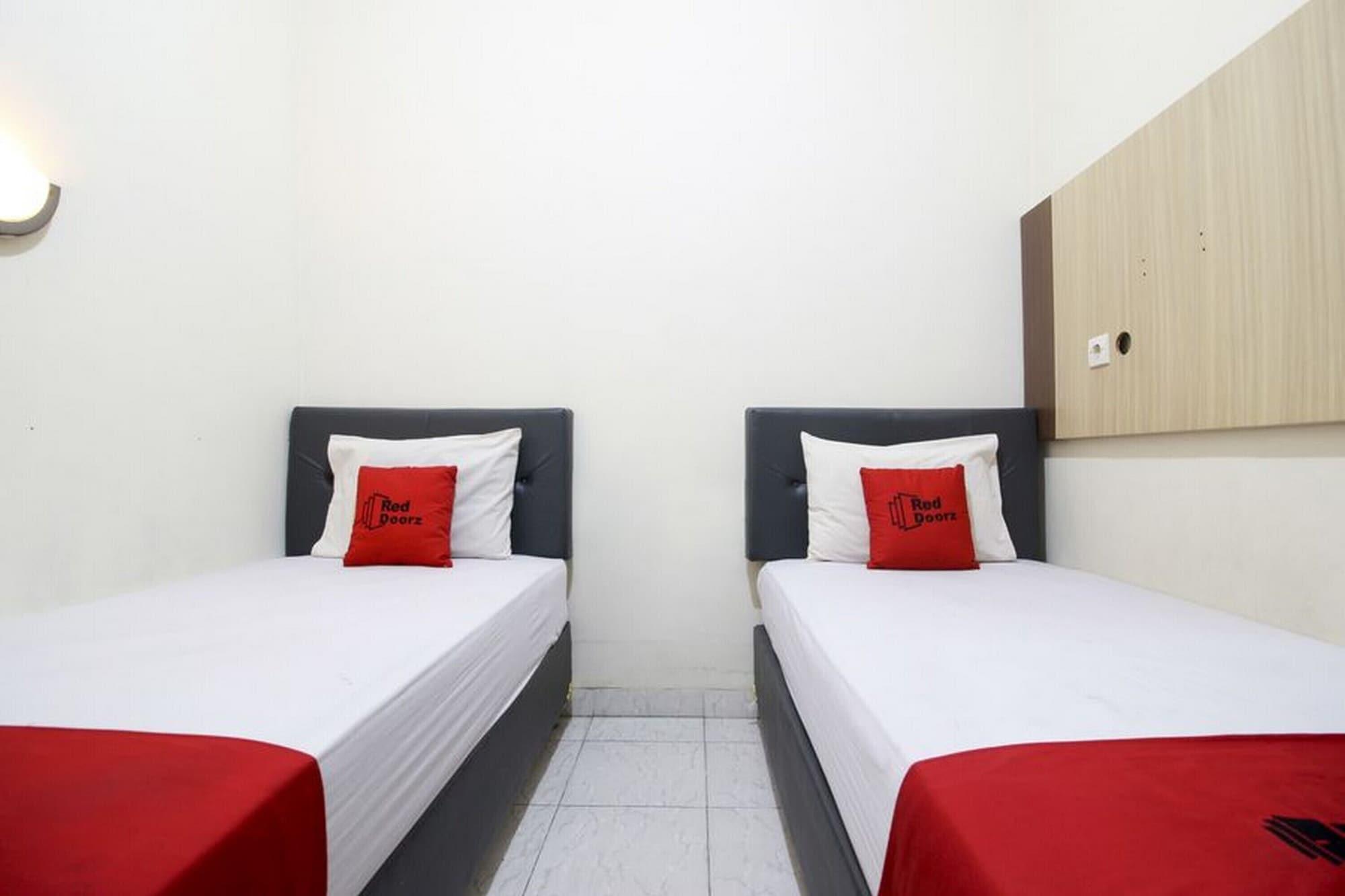 Reddoorz Plus Near Stadion Mandala Krida Yogyakarta Eksteriør billede