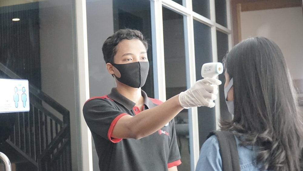 Reddoorz Plus Near Stadion Mandala Krida Yogyakarta Eksteriør billede