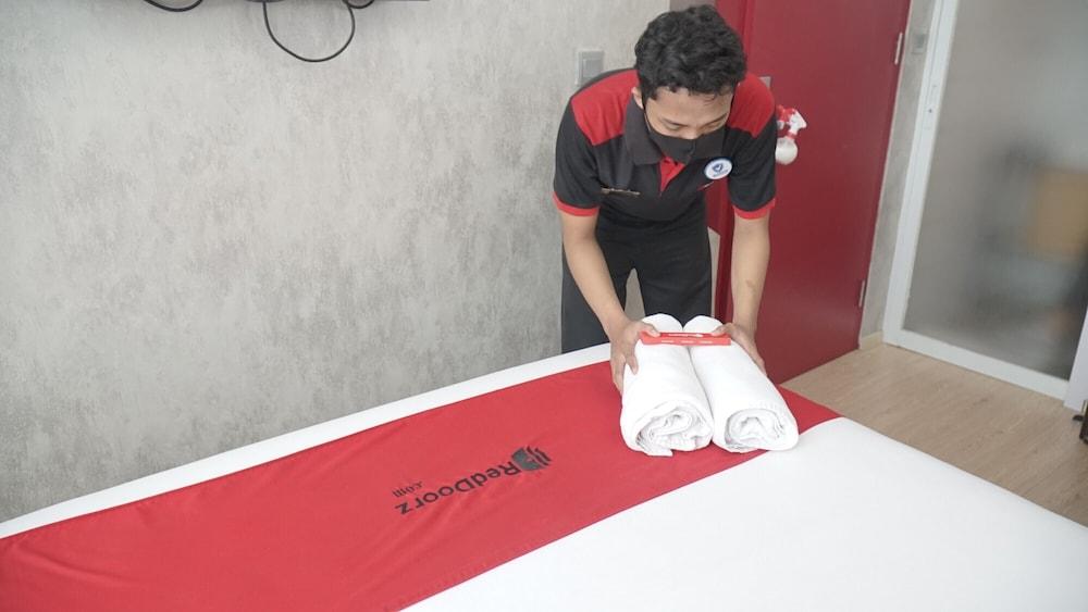 Reddoorz Plus Near Stadion Mandala Krida Yogyakarta Eksteriør billede