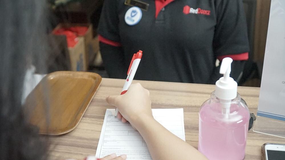 Reddoorz Plus Near Stadion Mandala Krida Yogyakarta Eksteriør billede